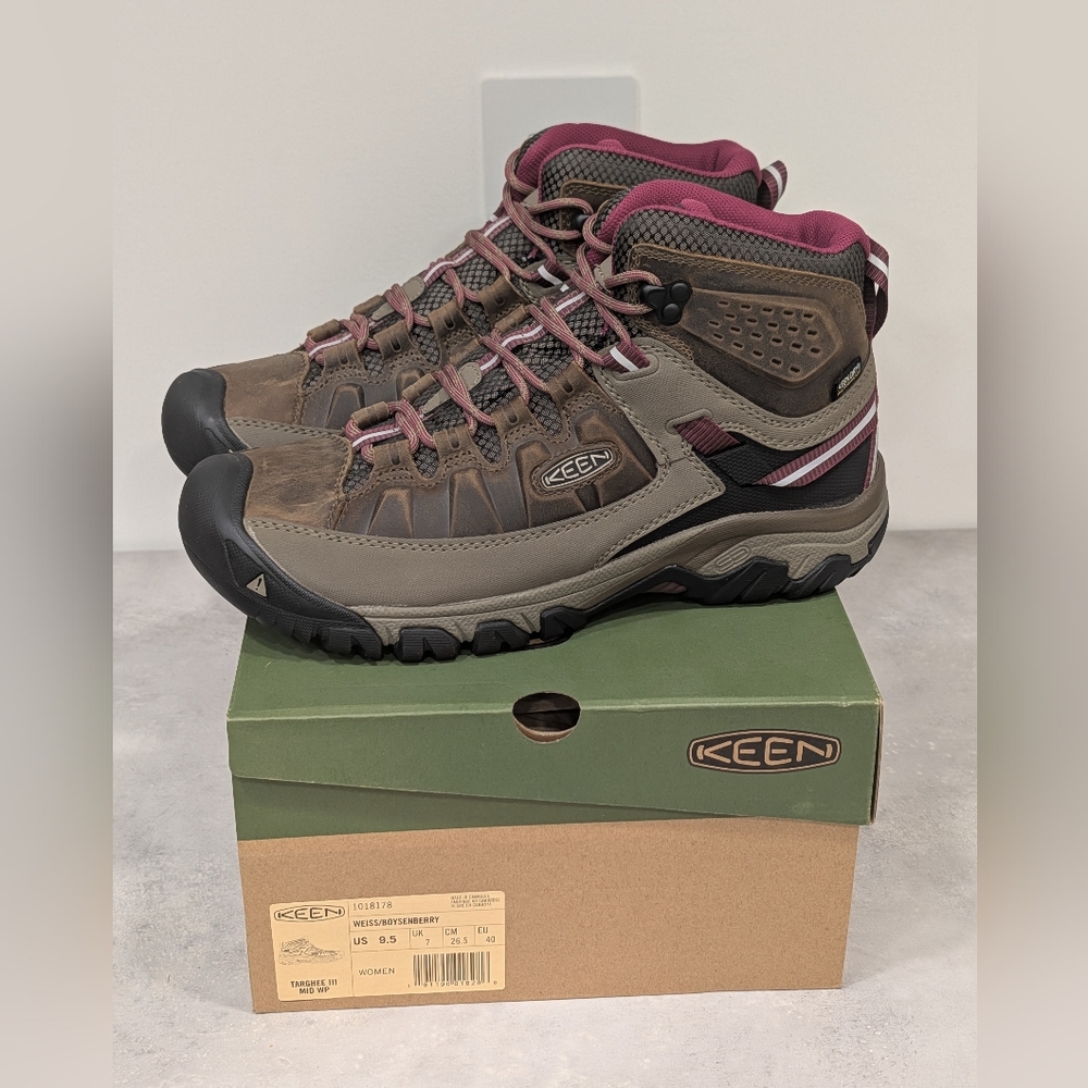 New, Keen Women's Targhee III Waterproof Mid Boots size 9.5
